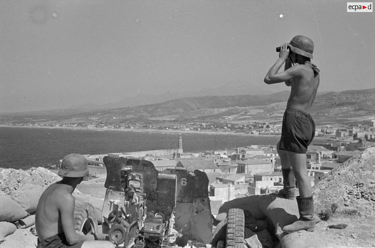 Les servants d'une pièce de 3,7 cm PaK 36-37 postés sur les hauteurs de Rethymnon.