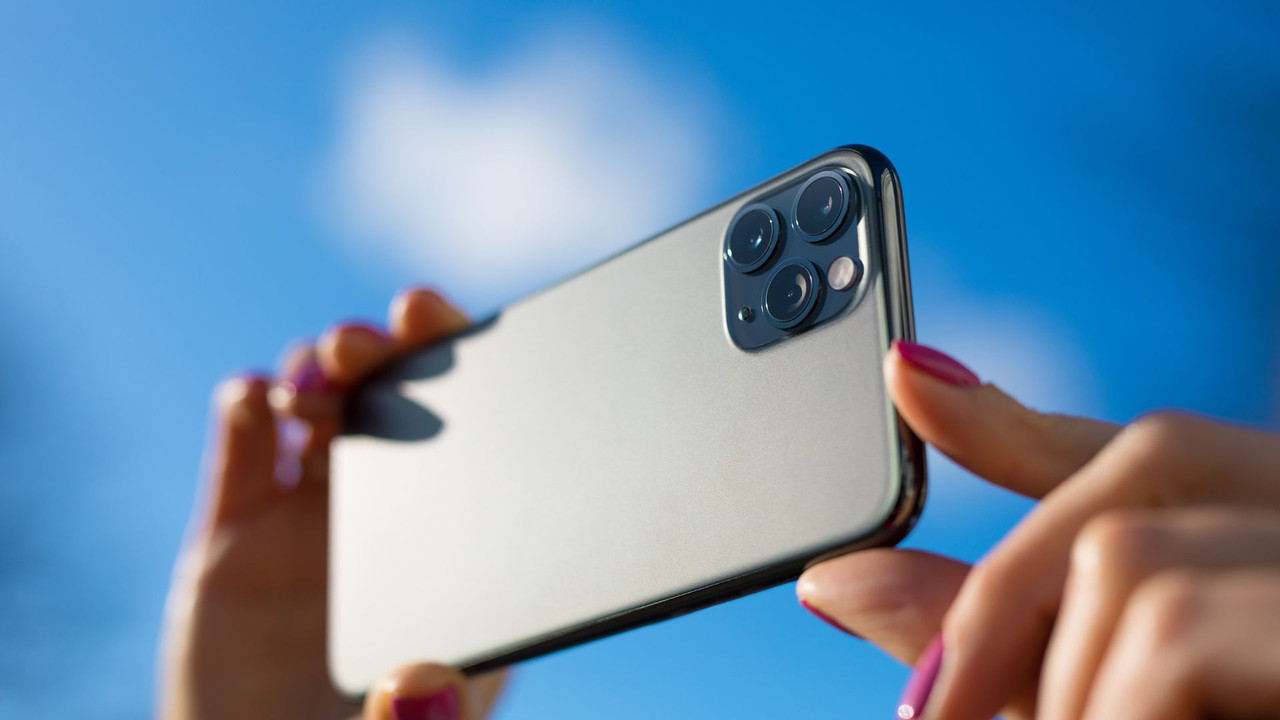 Dokumenty na ciemnym tle