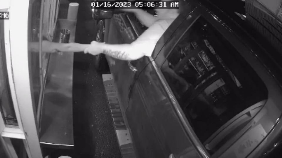 (VIDEO) De terror: Cámaras de seguridad captan el momento en que cliente intenta raptar a una barista