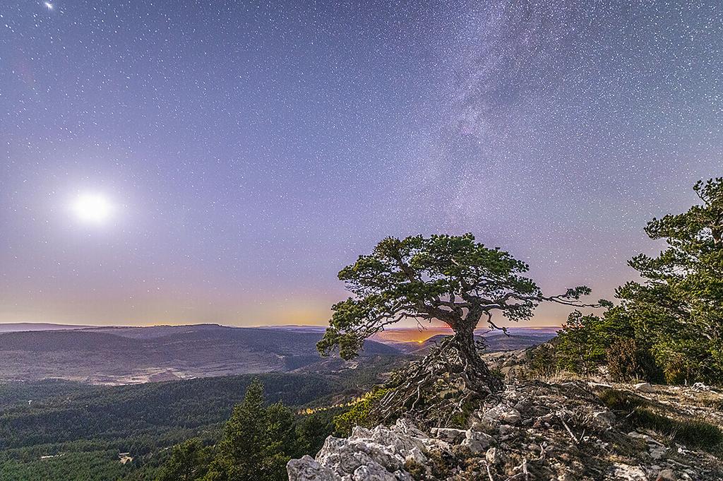 Inicio Secuencia de la puesta de la Luna y cielo estrellado