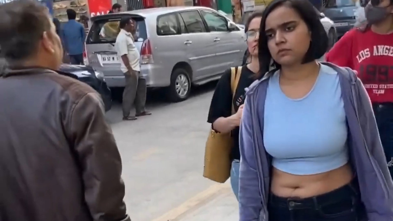 Hot Sexy Girl Big bouncing Boobs and Deep big navel in public.mp4_snapshot_00.07.604