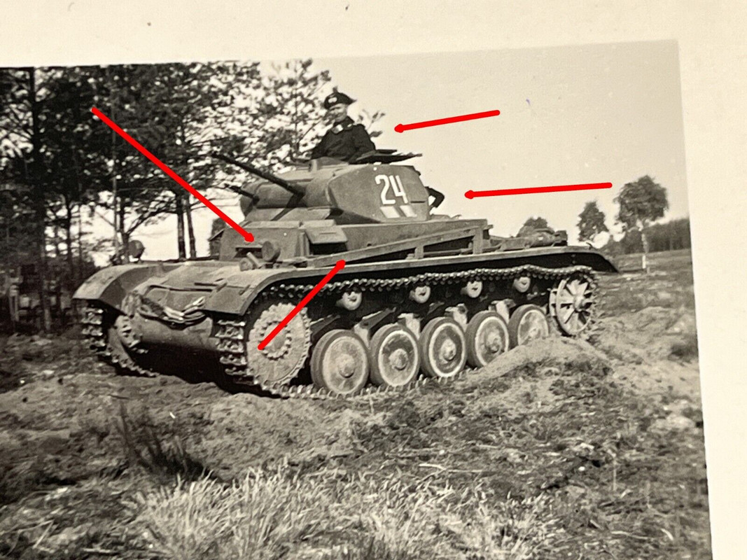 Foto Groß Born, Panzer II mit Turmnummer 24, Kommandant auf Turm, Tank (1)