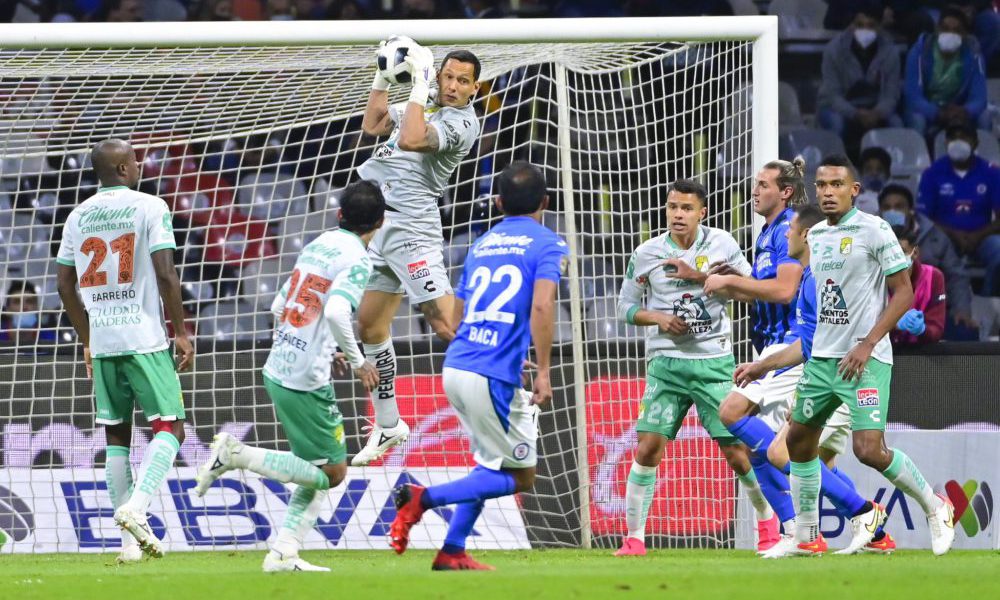 Cruz Azul pierde ante León, peligra su ingreso a la Liguilla