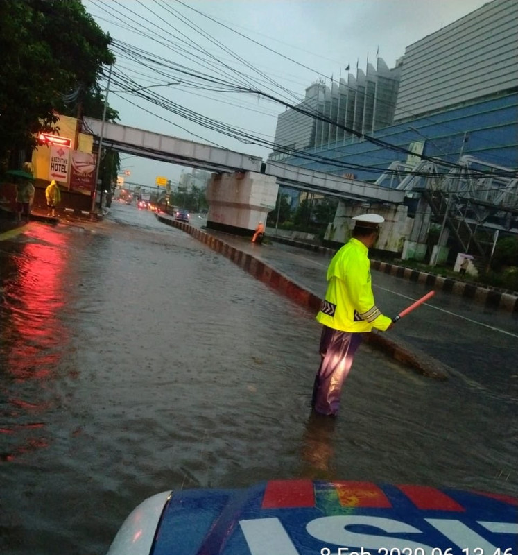 06:22 #Banjir 10-20 cm di TL Mangga Dua Jl. Gunung Sahari (arah ke Ancol), agar hati-hati bila sedang melintas.