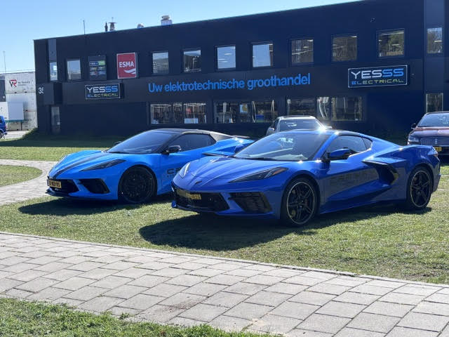 20260421-blauwe-snelle-auto-s-voor-de-showroom.jpg