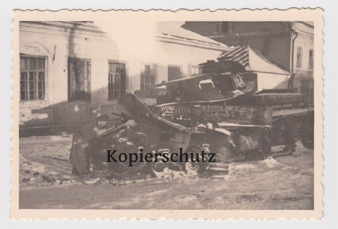 Foto 2. Wk Wehrmacht Soldat und zerstörter Panze