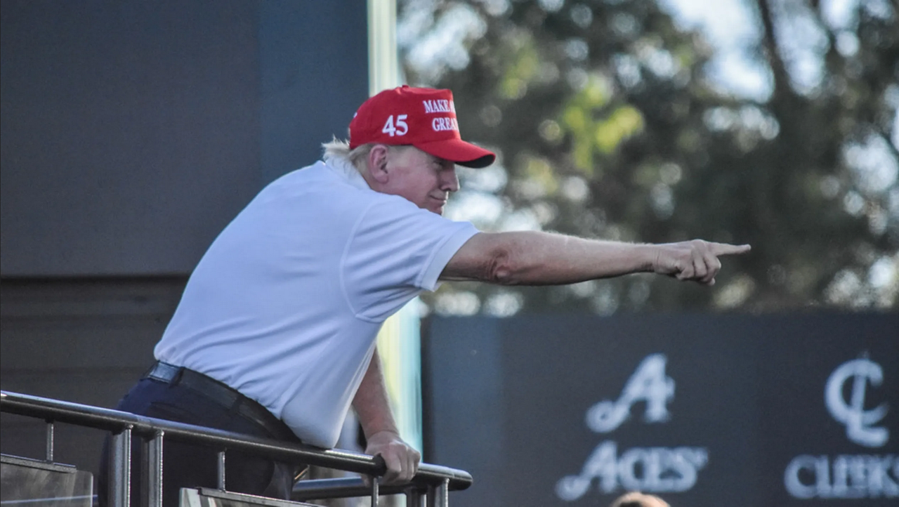 Donald Trump asegura que no está gordo y culpa a la IA de su sobrepeso