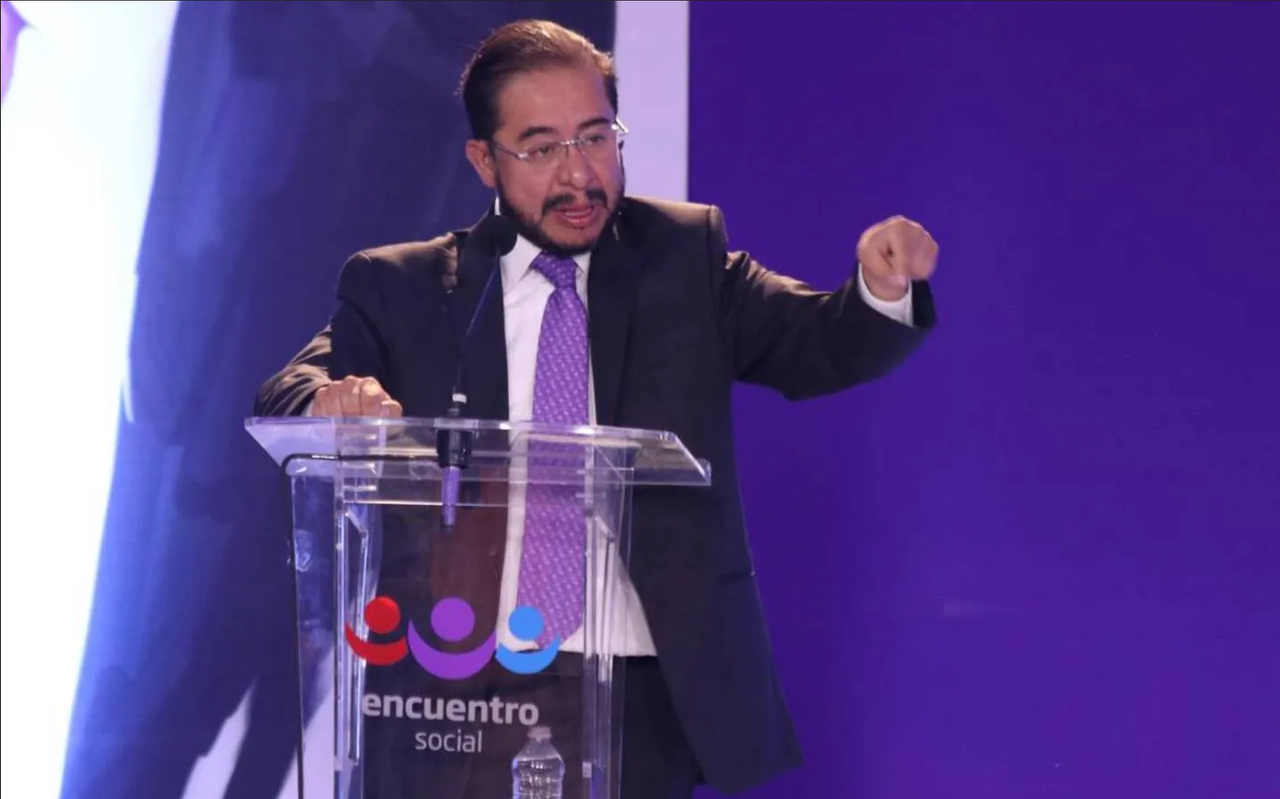 Hugo Éric Flores abandona candidatura para Alinearse con Sheinbaum y el PES