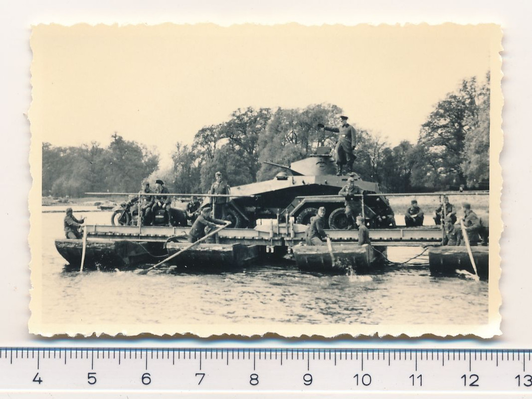 SUPER FOTO 2.WK Kameraden mit Panzer Tank Brücke