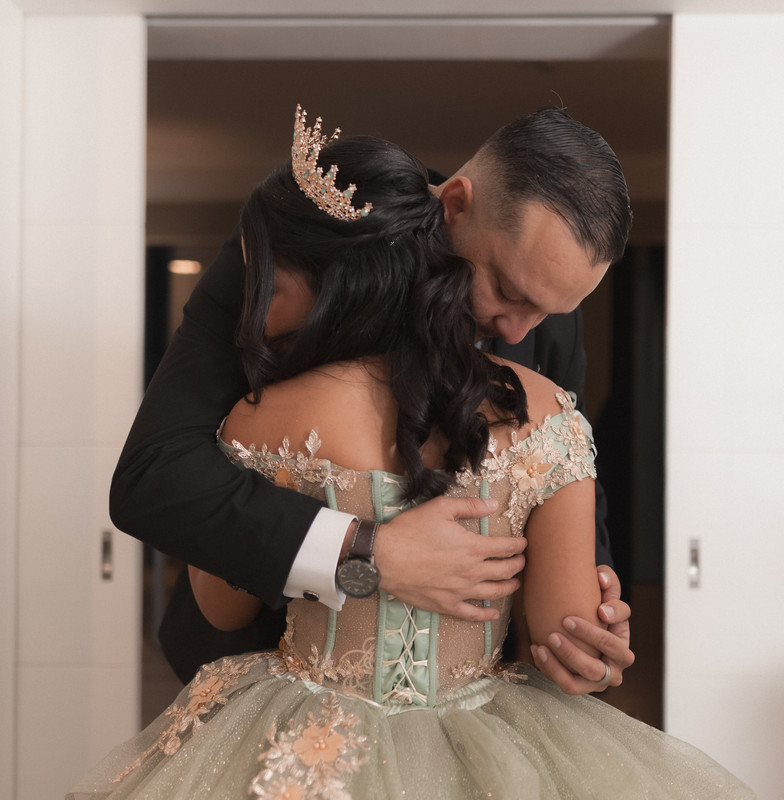 Padre abrazando a su hija quinceañera