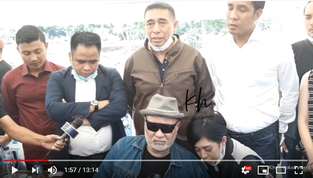 Kuasa hukum Karen, Wemmy mengenakan jaket coklat