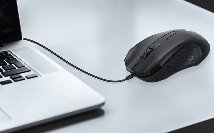 Mouse Xtech en un escritorio, listo para usar con su fácil conexión plug-and-play.
