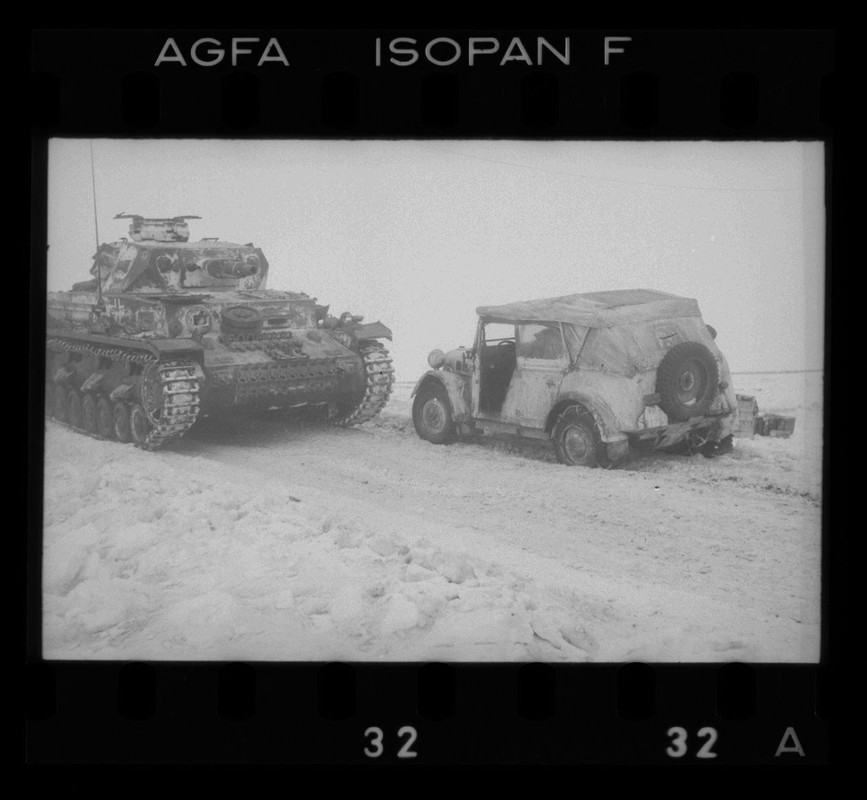 Kübelwagen mit Schneeketten
