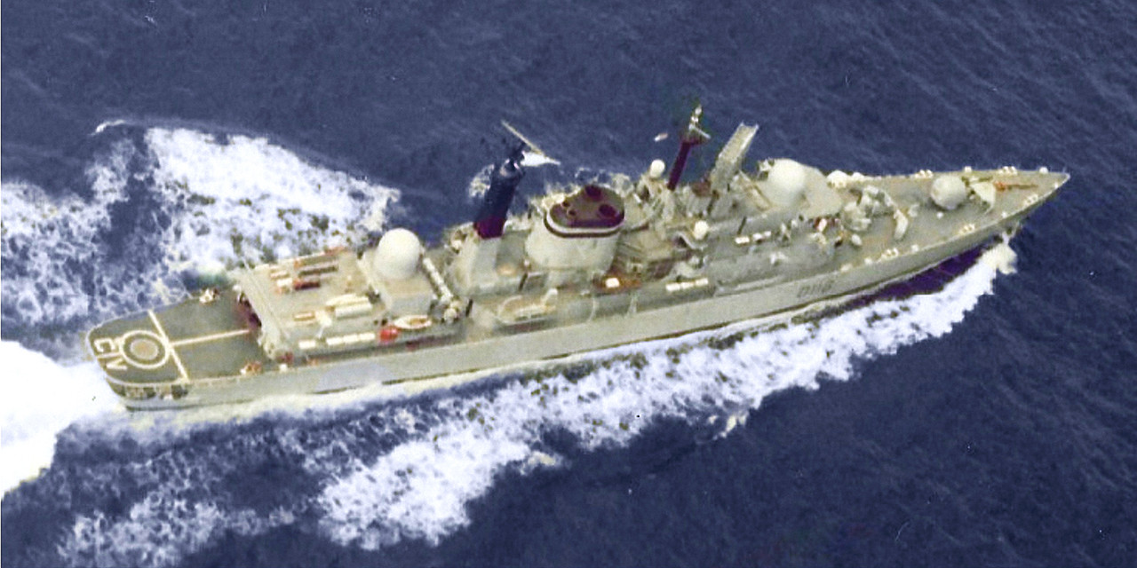 HMS Coventry (D.118) в море  у Сингапура, июль 1980