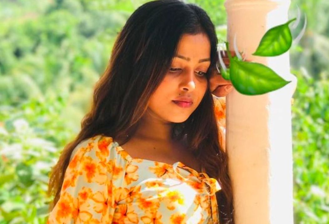 Cute indian girl showing her boobs and enjoying with them exclusive