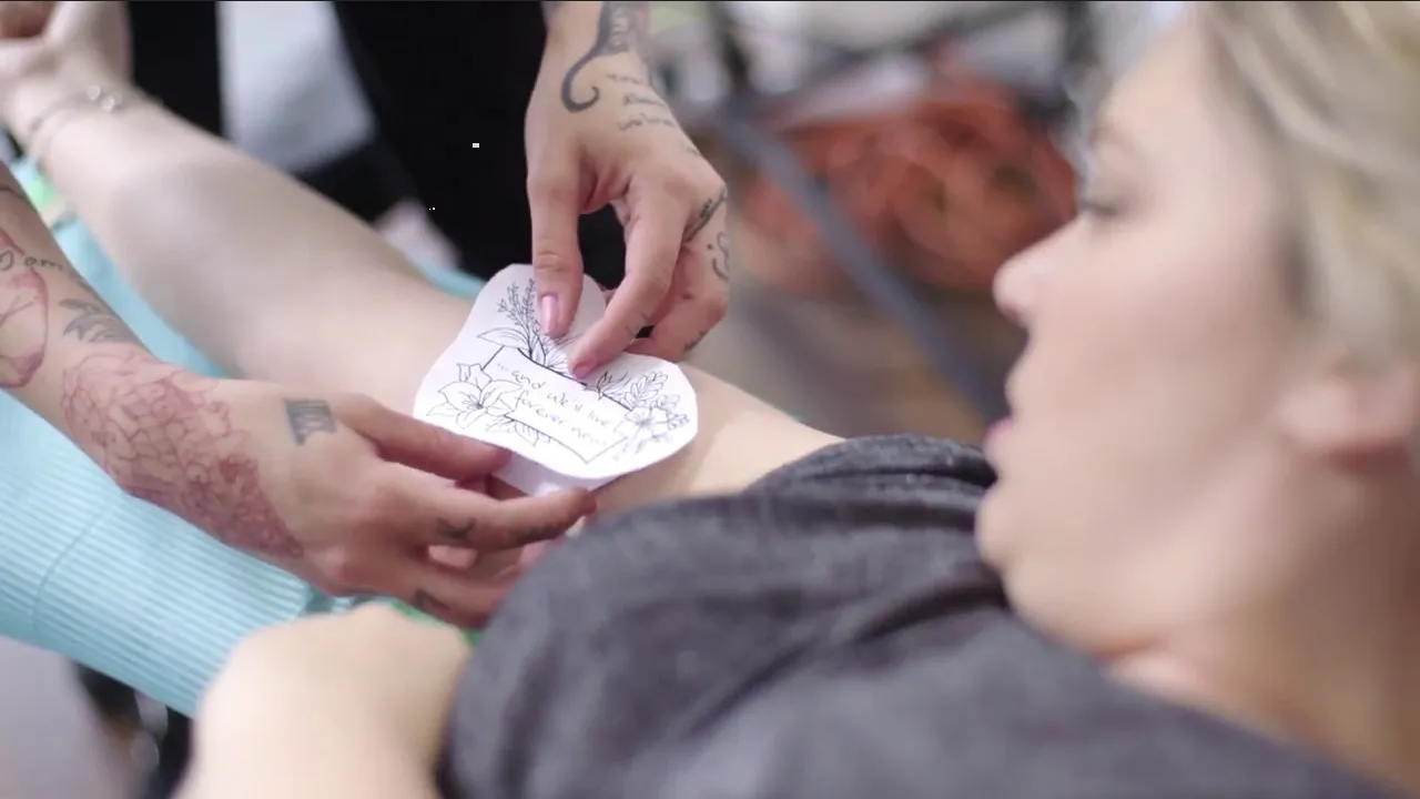 Mujer realiza tatuajes con cenizas de muertos ¿Te pondrías uno?