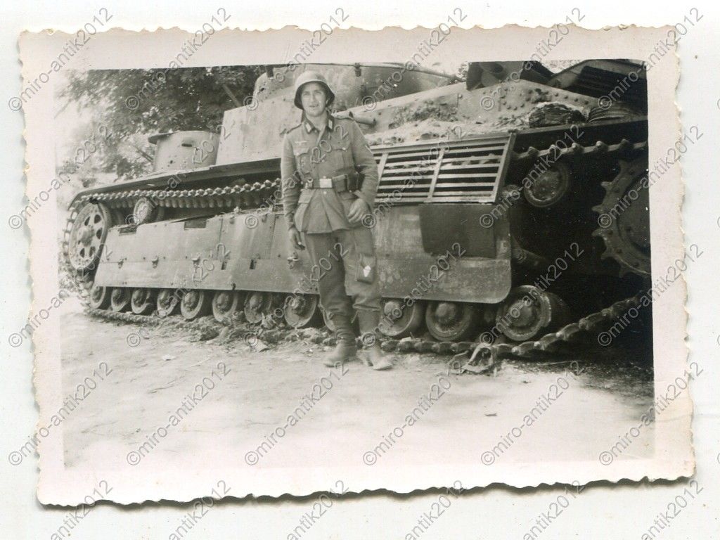 Foto, Wehrmacht, Soldat vor einem zerstörten Pan