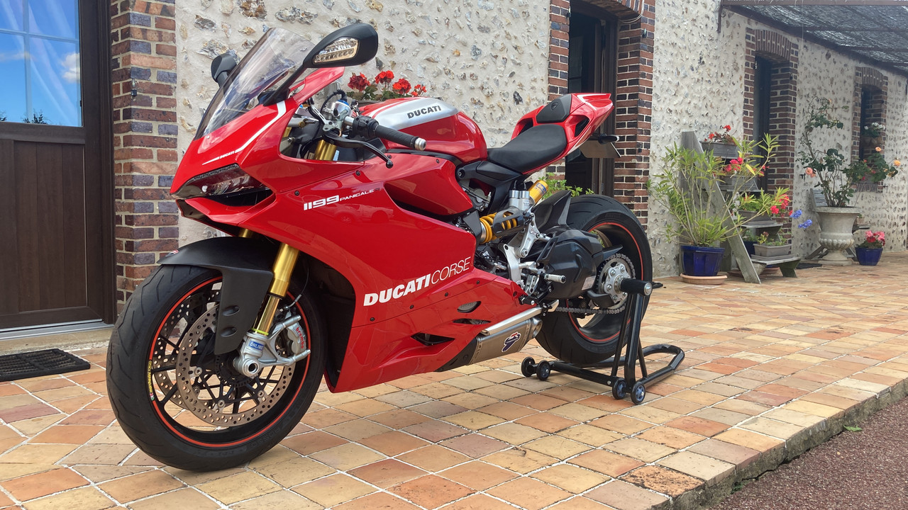 B37868D4-3133-4A9B-8D15-151A119FEB2C