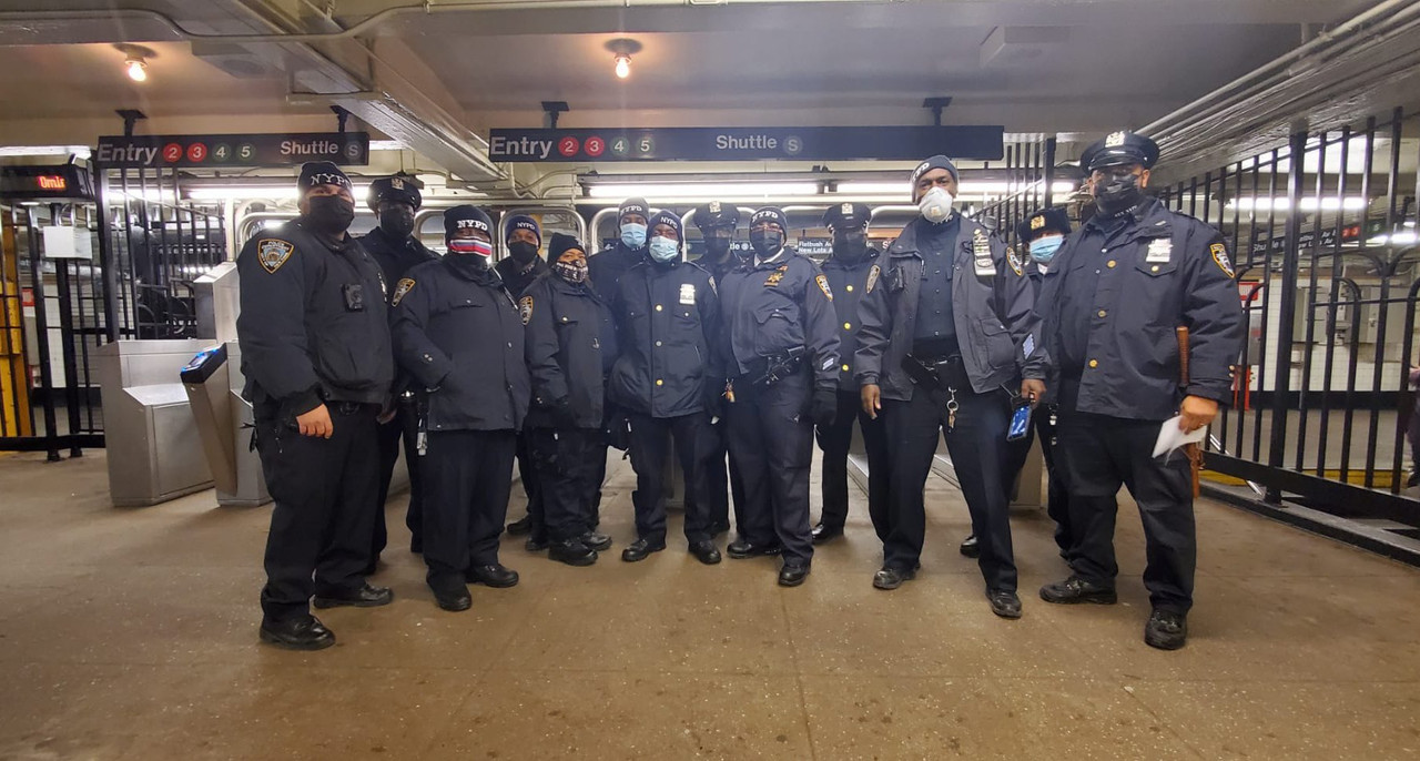 Se busca agresor por golpear a una anciana de 89 años en Brooklyn