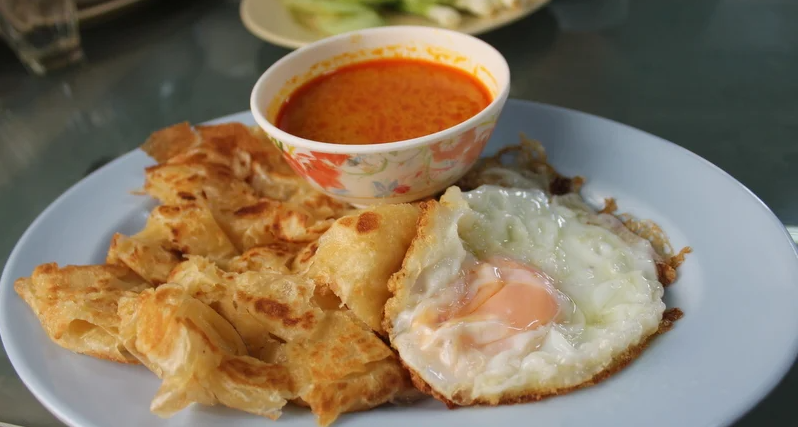 Roi with fried egg and curry Phuket local food