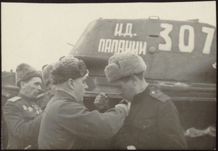 Радецкий Николай Антонович, генерал-майор, член Военного Совета 65-й армии вручает награду. Из серии