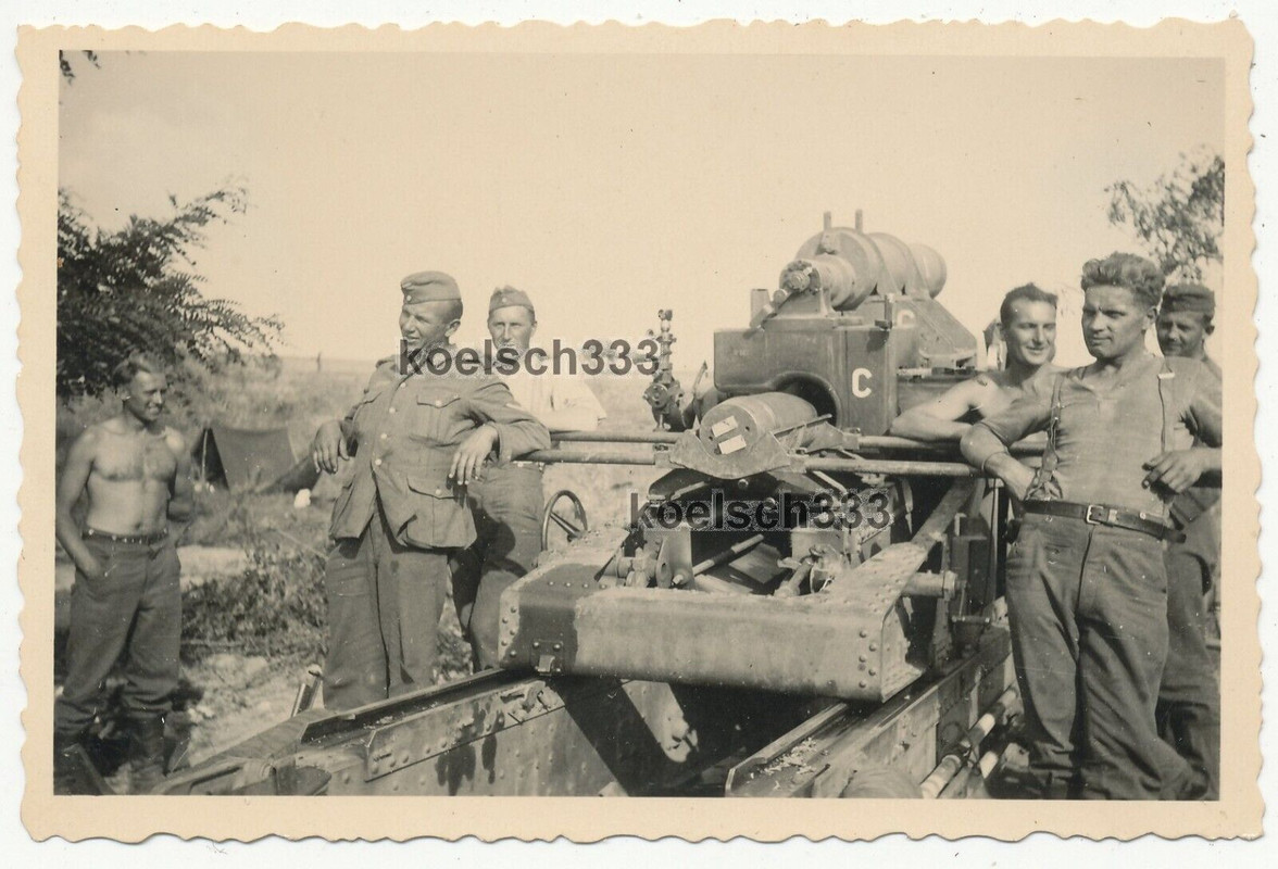 Foto Kanoniere der Wehrmacht am 21cm Mörser Artillerie Geschütz an der Ostfront