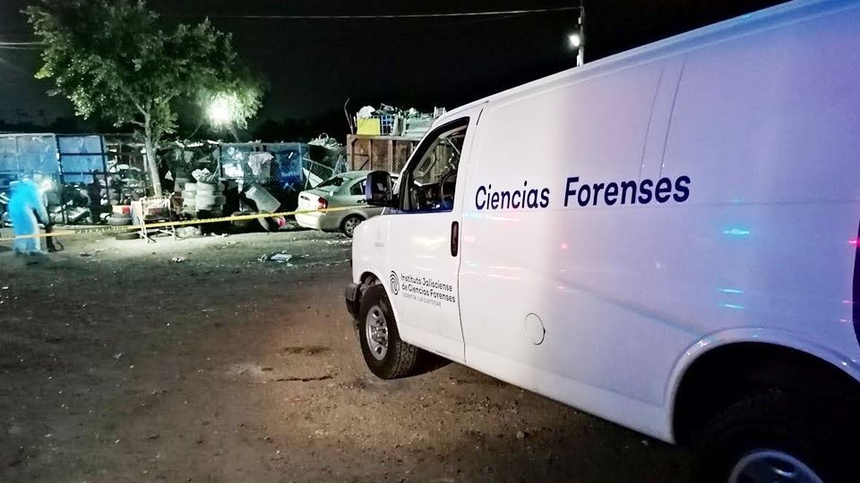 Abandonan a mujer 'encobjiada' a las afueras de un vertedero; tenía un impacto de bala