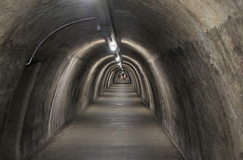 Pod zemlju Tunel-Gri-431-006