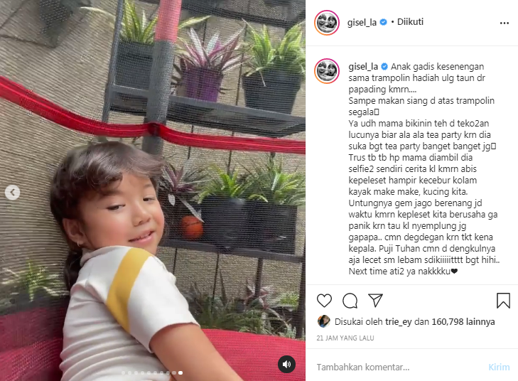 Gempi sempat kepleset dan hampir tercebur di kolam renang
