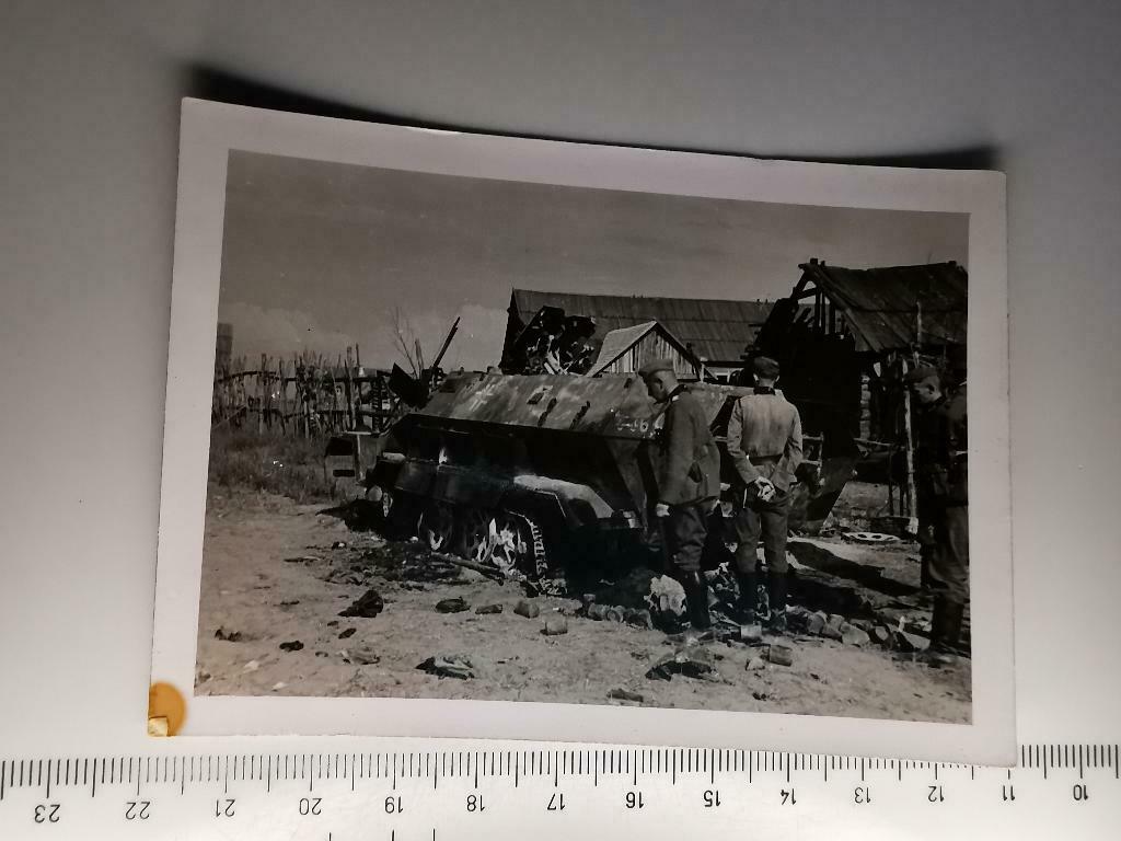 Soldaten Panzer zerstört Halbkettenfahrzeug ausgebrannt