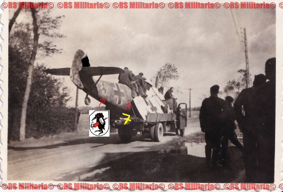 Flugzeug Me 109 weiße 7 mit Wappen II.-JG 51 auf LKW Calais Scheinw Abt 339 #20 (1)