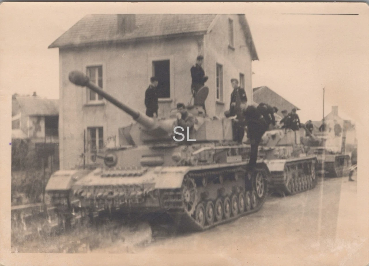 Foto Schwere Panzer Abteilung Panzer 4 mit Langrohr FRA 1943 44 (MBF 99)