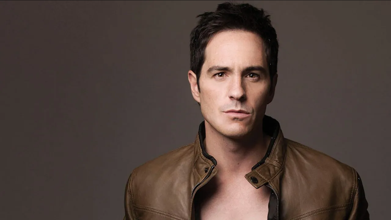 Mauricio Ochmann anuncia su debut como cantante y da una adelanto