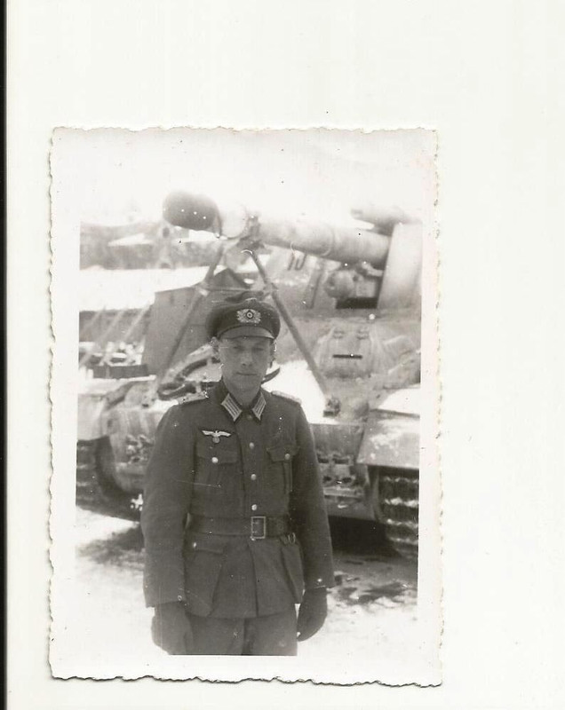 Knautschmütze vor Panzer Haubitze Hummel,Selbstf