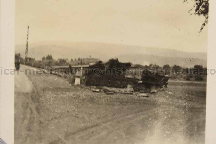 two photos of a JAGDTIGER (2)