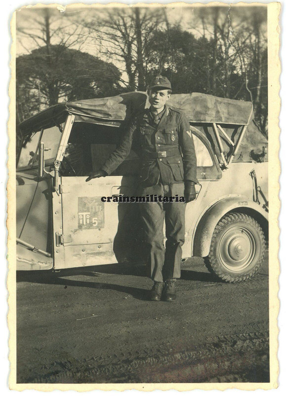 Orig. Foto Soldat mit Kübelwagen Mercedes-Benz mit 10.PD Wappen Frankreich 1943