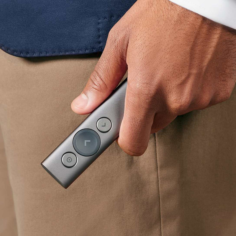 Una persona sosteniendo el presentador Logitech Spotlight durante una exposición.