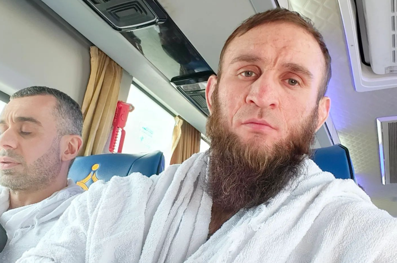 ММА боец отива на фронта, за да избегне затвора