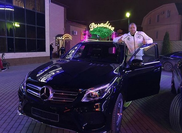 Чеченците взеха колата на Емеляненко заради алкохола