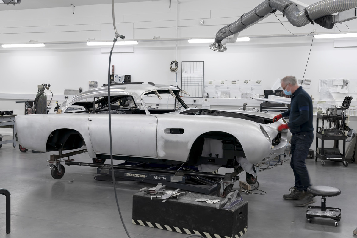 AstonMartinDB5GoldfingerContinuation_02
