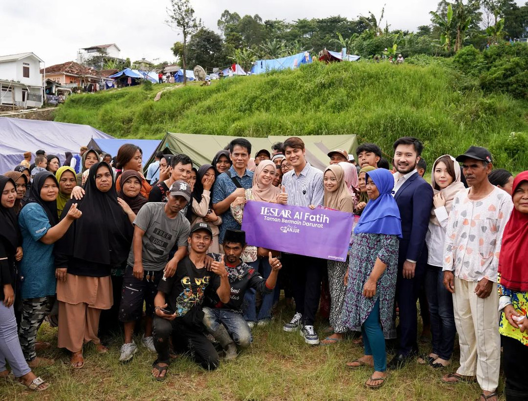 Pasangan Lesti Kejora dan Rizky Billar kunjungi korban gempa Cianjur naik helikopter.