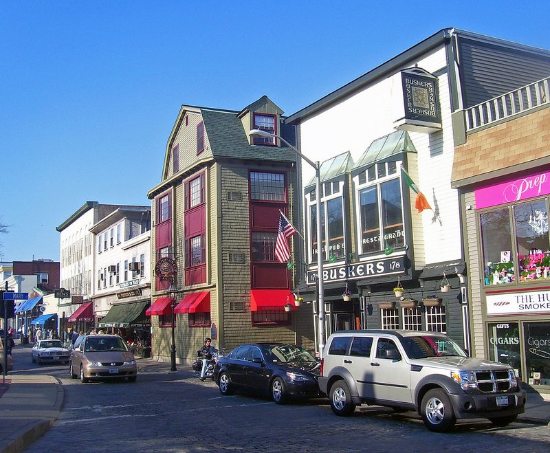 1200px-Thames-and-Mary-streets-Newport-RI