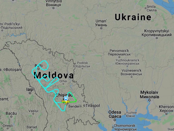 Berada di langit selama 1 jam 38 menit, pesawat Air Moldova menyampaikan pesan bertuliskan 