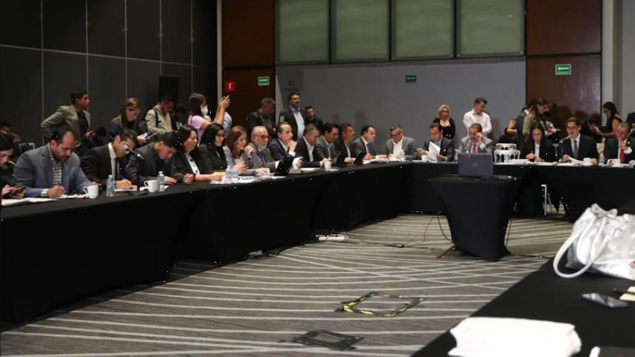 Avalan presupuesto 2023; diputados sesionan en sede alterna por protestas