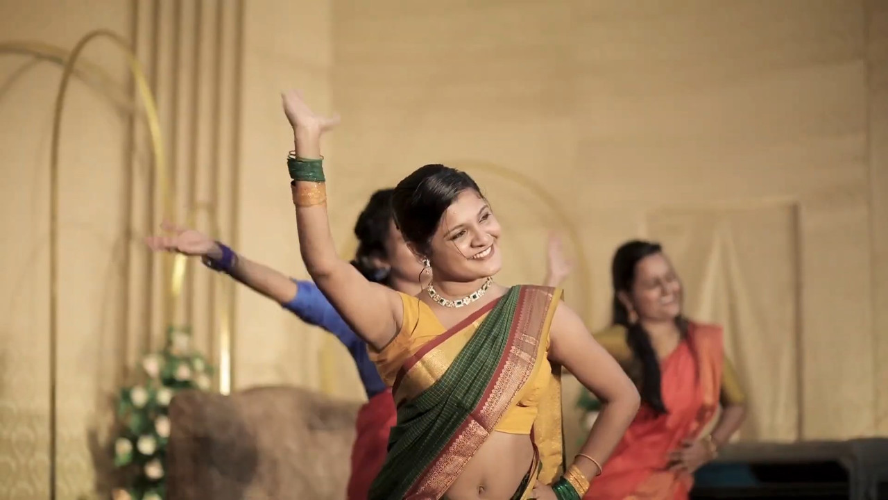 Kerala Bridal dance sexy open navel show in green saree.mp4_snapshot_01.09.552