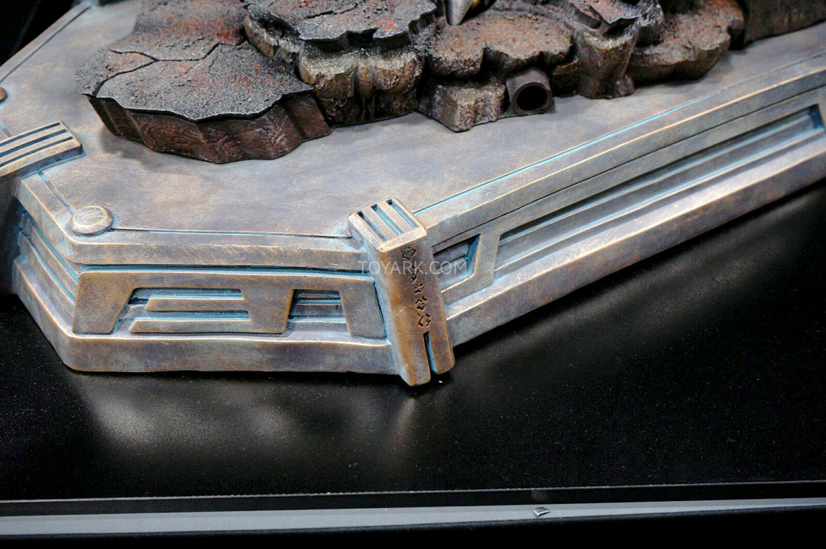 SDCC-2014-Sideshow-Transformers-Optimus-and-Grim