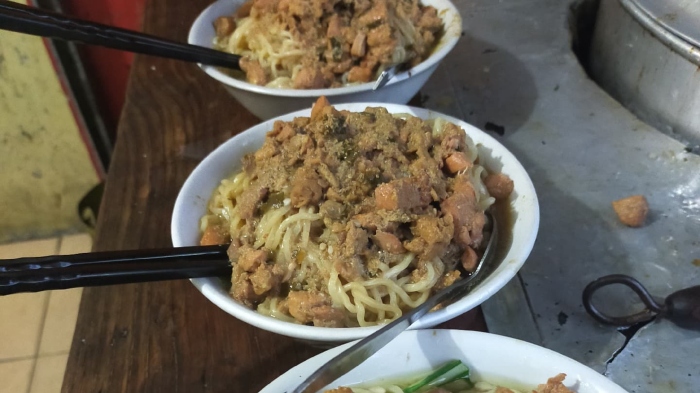 Mie Ayam and Bakso Gajah Mungkur Pak Karno, tempat makan siang enak di Depok yang dekat dengan hotel dan tempat sewa motor.