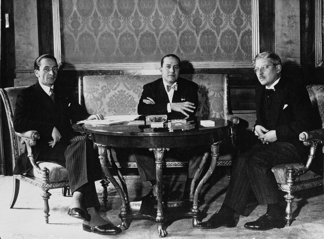 De izquierda a derecha, el Ministro de Relaciones Exteriores de Austria, Guido Schmidt, el Ministro de Relaciones Exteriores de Italia, Galeazzo Ciano, el Canciller austriaco Kurt Schuschnigg en la apertura de la Conferencia Austro-Italiana en 1936 De izquierda a derecha, el Ministro de Relaciones Exteriores de Austria, Guido Schmidt, el Ministro de Relaciones Exteriores de Italia, Galeazzo Ciano, el Canciller austriaco Kurt Schuschnigg en la apertura de la Conferencia Austro-Italiana en 1936