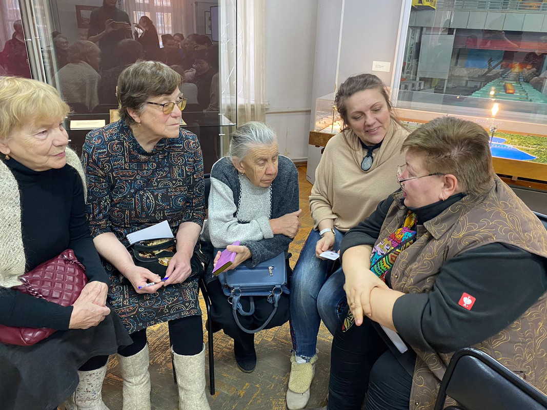 Увлеченные разговоры во время игры Варежка