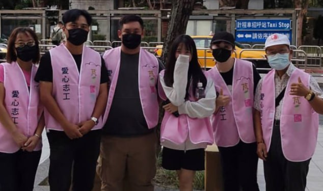 志工於車站集合，準備出發關懷行動